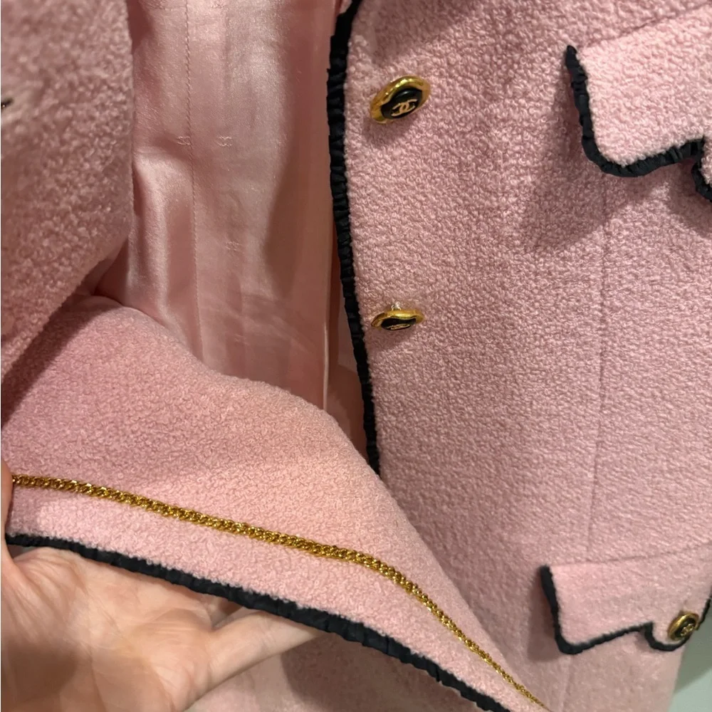 💋CHANEL Vintage Pink‎ Blazer with Black Trim 011
